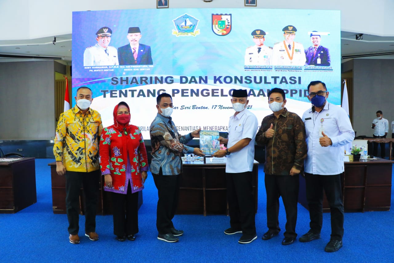 Sekdako Pekanbaru lakukan kunker ke Kabupaten Bintan, Kepulauan Riau. Dalam pertemuan lakukan sharing dan konsultasi tentang pengelolaan PPID.