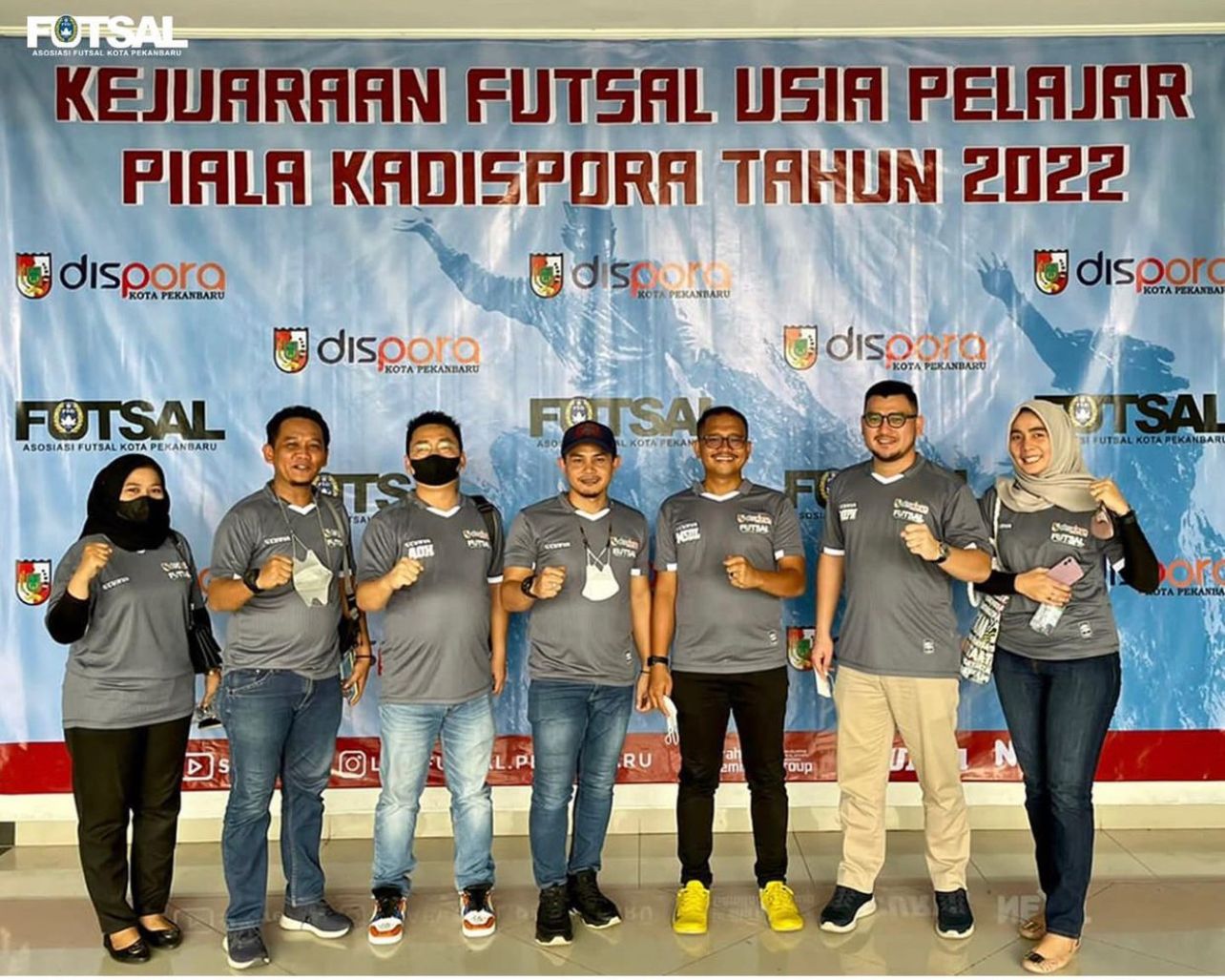 Momen Foto bersama panitia Kejuaran Futsal pelajar Piala Kadispora Pekanbaru