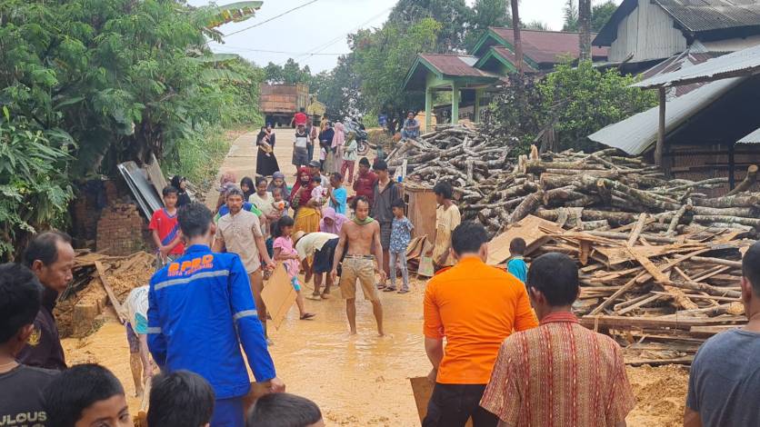 Banjir di RT 03 RW 08 Kelurahan Bencah Lesung, Kecamatan Tenayan Raya.