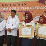 Kadisdik Pekanbaru Serahkan Sertifikat Kelulusan Guru Penggerak Angkatan 4