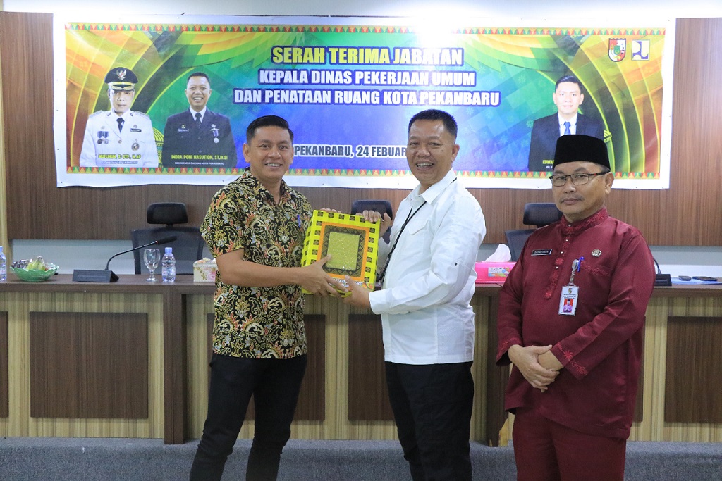 Kepala BKPSDM Pekanbaru Pimpin Sertijab Kepala Dinas PUPR