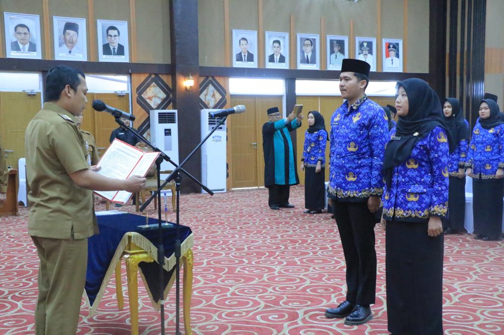 Kepala BKPSDM Pekanbaru Dampingi Pj Walikota Serahkan SK PNS dan Lantik Pejabat Fungsional