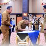 Kepala BKPSDM Pekanbaru Dampingi Pj Walikota Serahkan SK PNS dan Lantik Pejabat Fungsional