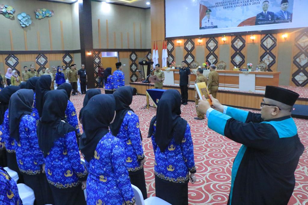 Kepala BKPSDM Pekanbaru Dampingi Pj Walikota Serahkan SK PNS dan Lantik Pejabat Fungsional