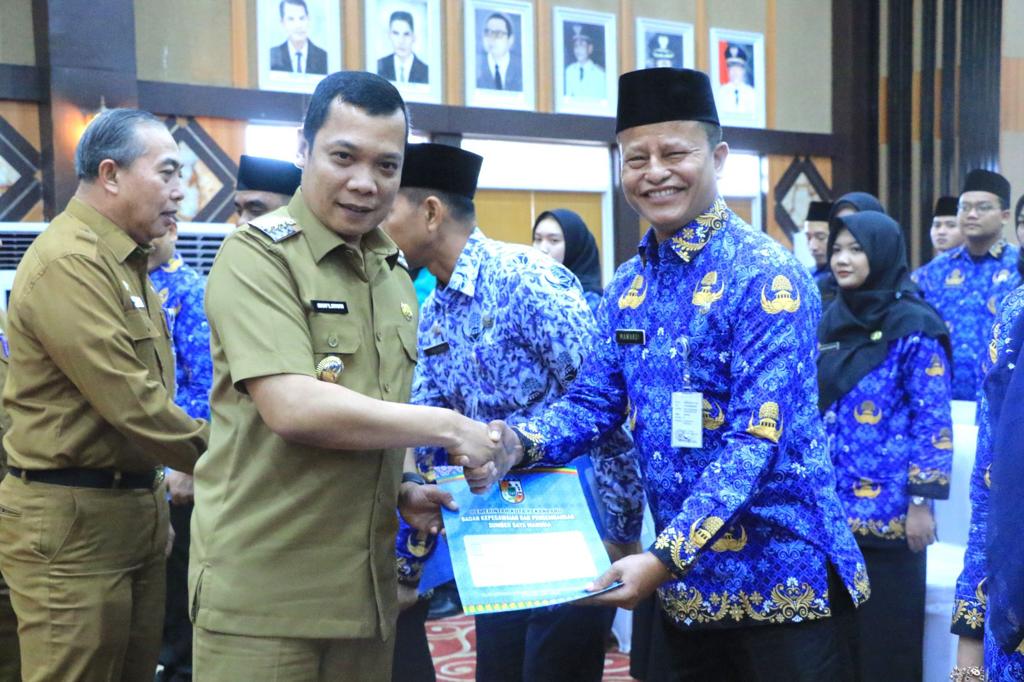 Kepala BKPSDM Pekanbaru Dampingi Pj Walikota Serahkan SK PNS dan Lantik Pejabat Fungsional