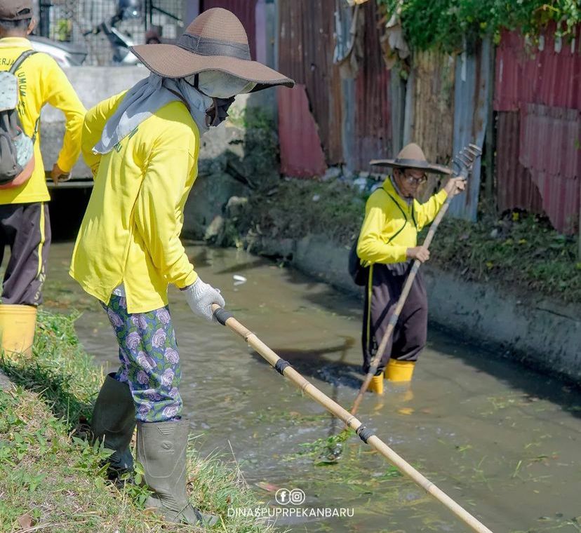 Pasukan Kuning PUPR Pekanbaru Rutin Bersihkan Drainase di Bulan Ramadhan