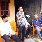 Sekcam Dampingi Masyarakat Bukit Raya Terima Bantuan Jumat Barkah