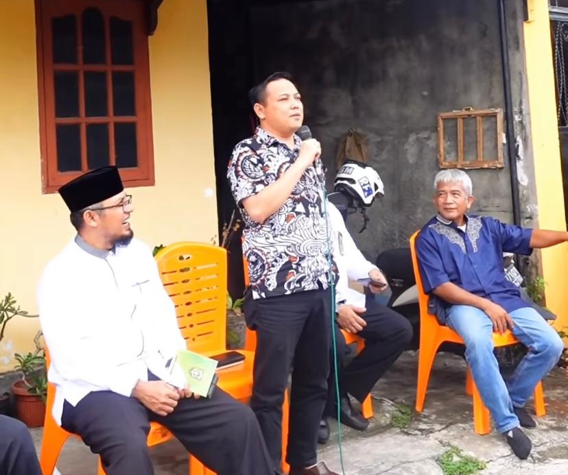 Sekcam Dampingi Masyarakat Bukit Raya Terima Bantuan Jumat Barkah