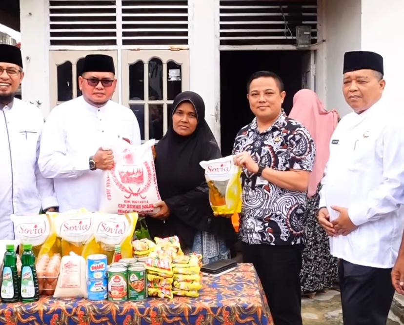 Sekcam Dampingi Masyarakat Bukit Raya Terima Bantuan Jumat Barkah