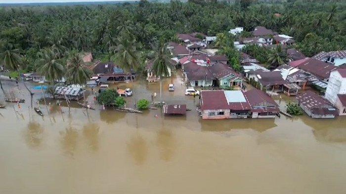 Penampakan-dari-udara-kondisi-banjir-akibat-luapan-Sungai-Kampar