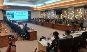 temui-mahasiswa-dan-masyarakat-pela